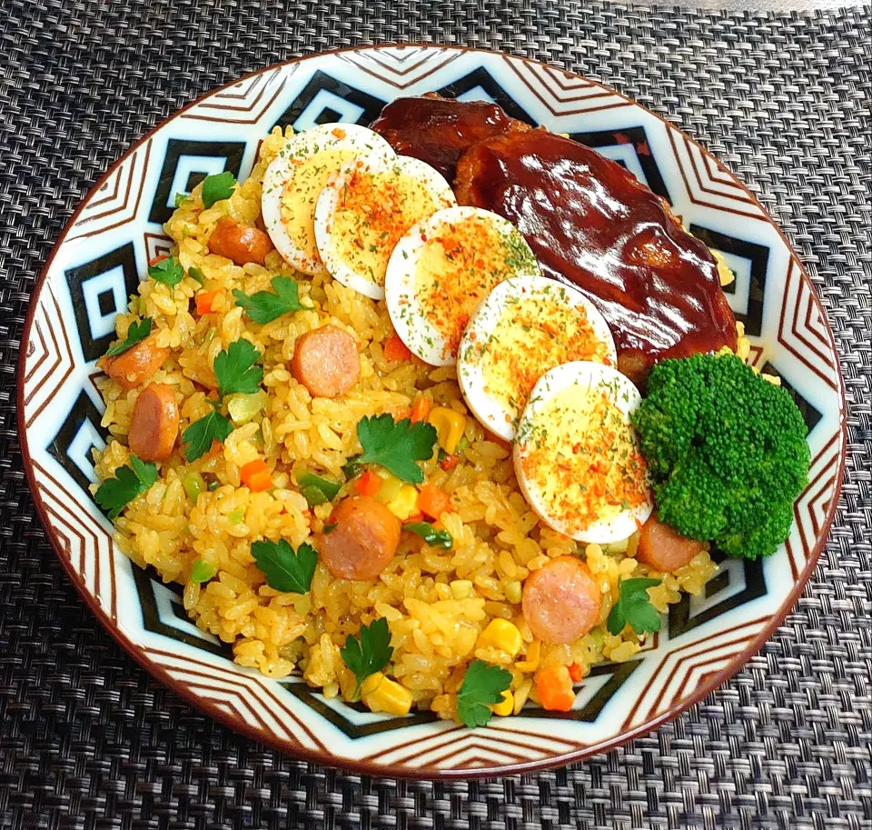 カレーピラフ＆ハンバーグでムスコの置きランチ|からあげビールさん