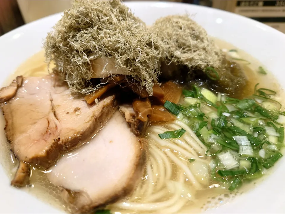 【4/5最終営業日、函館に移転予定】
【2013年八幡山で創業】 
函館塩ラーメン 五稜郭 
ラーメン (1,000円) 
＋がごめ昆布 ×2 (150円 ×2) 
＠荻窪2分 
26073
〈醤38塩15噌󠄀5タ2出6F2冷0チ2混1つ0担1沖1〉|大脇さん