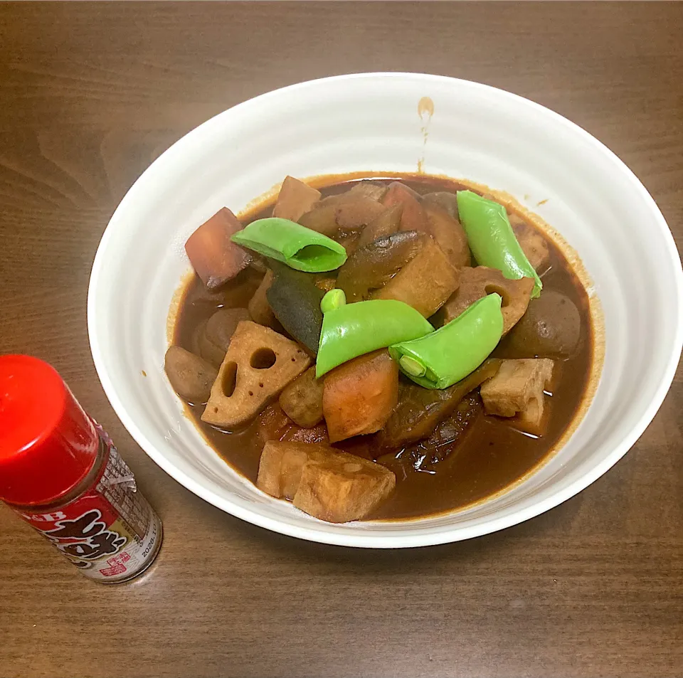 今日の晩ご飯①   今日の晩ご飯の主役はこの根菜とこんにゃくの八丁味噌煮込みではない、ということは既に朝、お話させていただいているところです。ちなみに一日冷蔵庫の中で寝かせたので味は染み込みましたが、香りが飛んでしまっているので、帰宅後、改めて八丁味噌をスプーン一杯加えました。|なびさん
