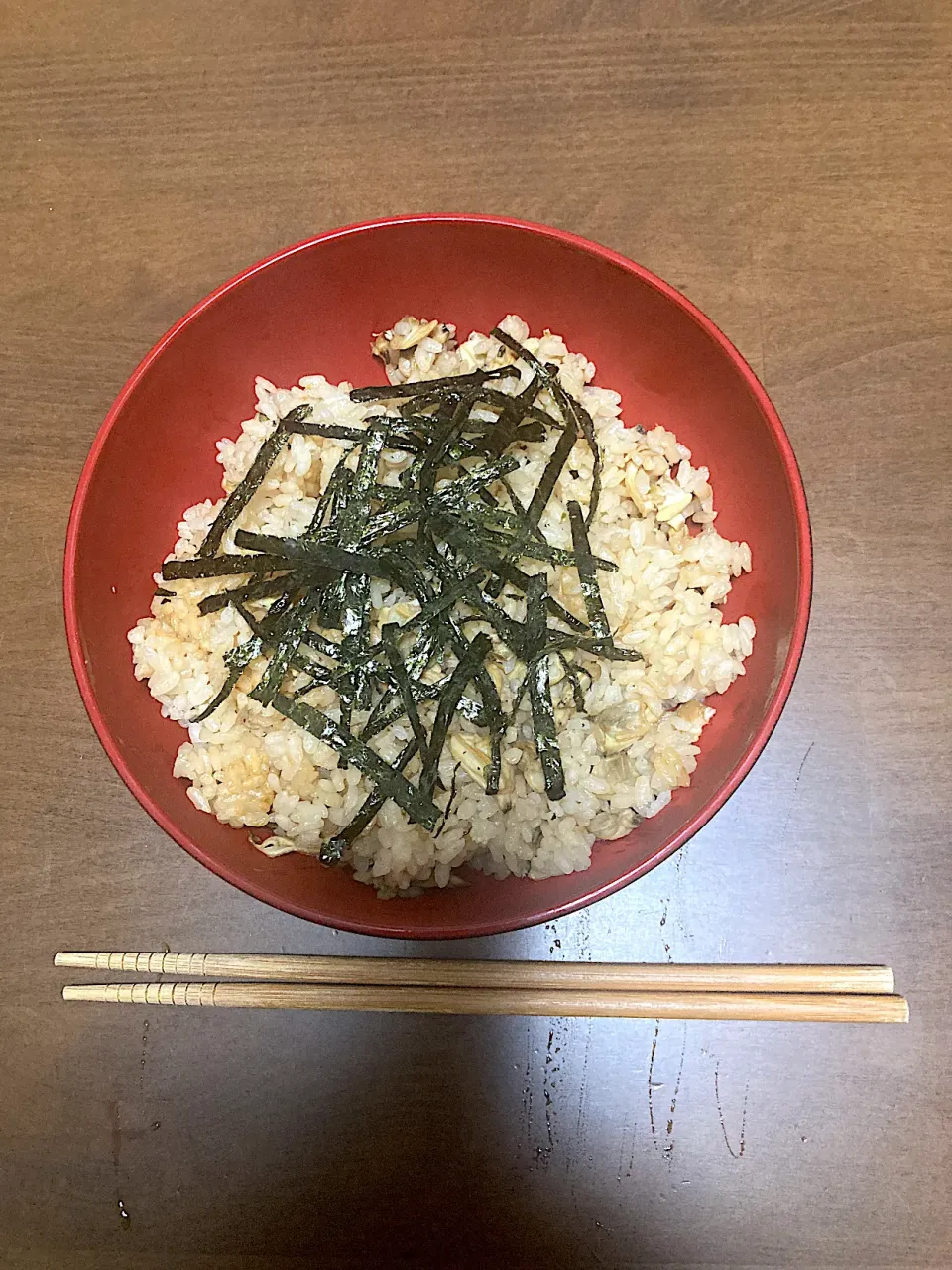 今日の晩ご飯⑤  今日の晩ご飯の主役はこれ！あさりの水煮缶を汁ごと炊飯器に空け、あさりの出汁がよく味わえるように薄口に仕上げたあさりご飯です。KANAさんに教えてもらった方法で冷凍庫で保存している焼き海苔がまだパリパリだったので刻んで散らしました。KANAさんありがとう🙇‍♀️|なびさん