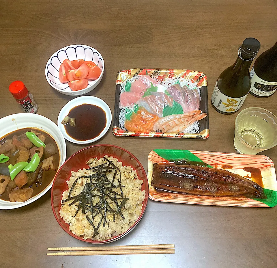 今日の晩ご飯⑦  あさり水煮缶を使ったあさりご飯、「サノヤ」さんで買ったお刺身盛り合わせと激安鰻の蒲焼き、根菜とこんにゃくの八丁味噌煮込み、トマトサラダ、吟醸酒２種　　いただきまーす😋＆かんぱーい🍶|なびさん