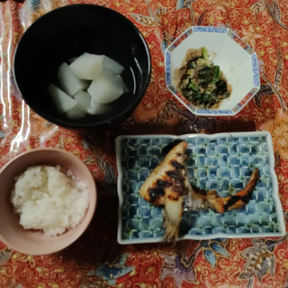 夕飯　銀鮭カマ焼き有庵風　大根焚き、ほうれんの白ごま和え|はやとさん