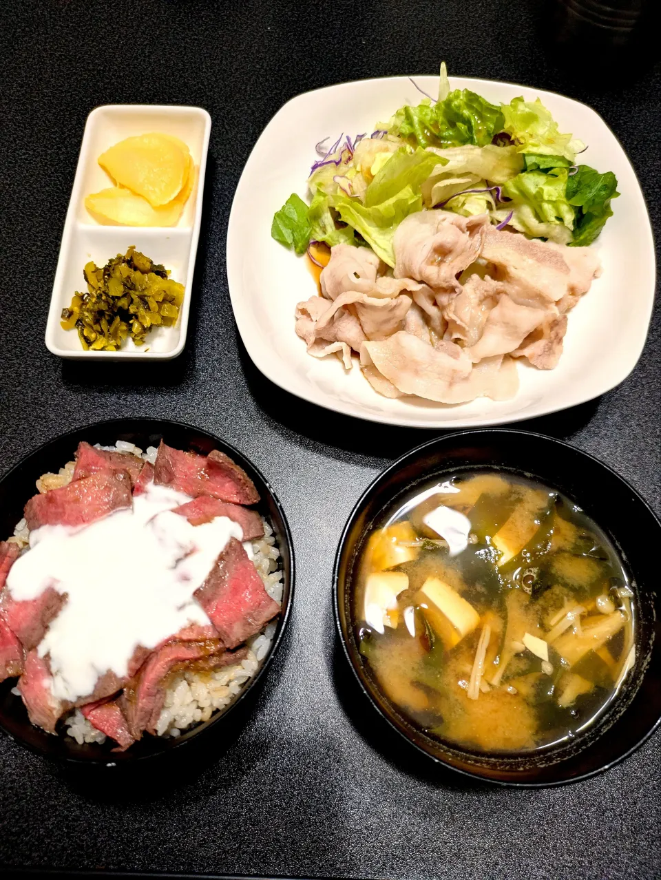 ご飯（ローストビーフ丼）、汁（豆腐、ワカメ、エノキの味噌汁）、主菜（サラダと冷しゃぶ）、香の物（高菜、たくあん）|一汁一菜さん