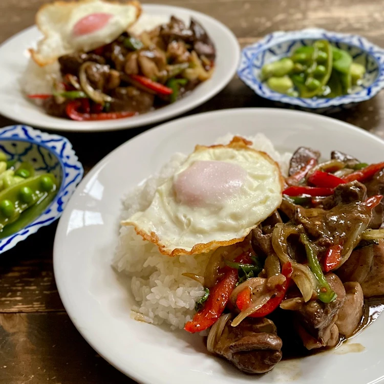กะเพราตับไก่ราดข้าว / ガパオタップガイ /チキンレバーのガパオ炒め|七海さん