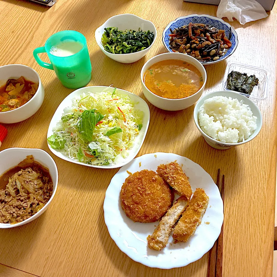 豚肉と白菜の甘辛煮、ロースとんかつ、ハムカツ、鶏むね肉と茄子のバーベキューソース炒め、ほうれん草の胡麻和え、大豆入りひじき煮、担々春雨スープ、グリーンサラダ、自家製甘味噌の大葉巻き。|くろーぶやんさん