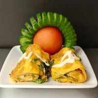 Egg rolls with cucumber and tomato.|Priyamayaさん