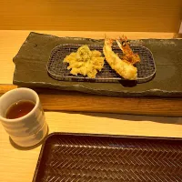 今日の昼ご飯@「天喜代 藤沢店」さん②  このお店に来るのは何年振りでしょうか？いつもカウンター席に陣取ります。まずは車海老と蕗のとうがあがりました。