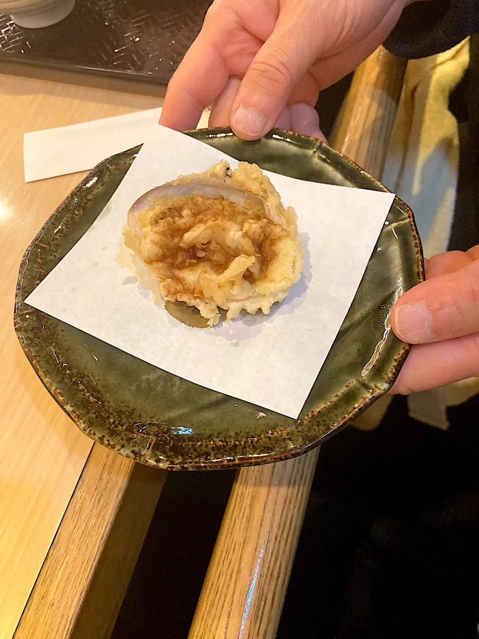 今日の昼ご飯@「天喜代  藤沢店」さん⑤  続いて蛤の姿揚げ。甘辛いタレがかかっていて蛤のうまみを引き出しています。・・・しまったー！〆のかき揚げ撮り忘れたー😨あまりに美味しそうだったので写真撮る前にがっついて平らげちゃいました。まあ、大満足だからいいや(*^◯^*)|なびさん