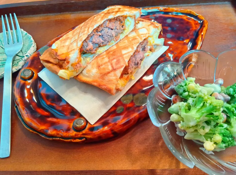 ハンバーグホットサンドでホッとひと息|さくらんぼさん
