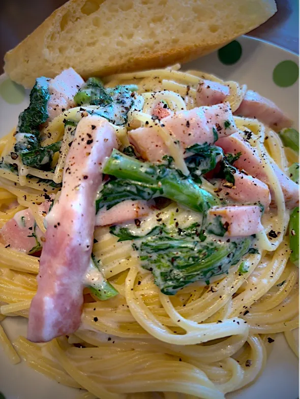 春菊とベーコンのクリームソーススパゲティ、フランスパン添え|masaさん