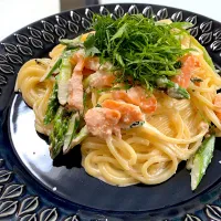 スモークサーモンとアスパラの明太クリームパスタ|心に七つの傷の男さん