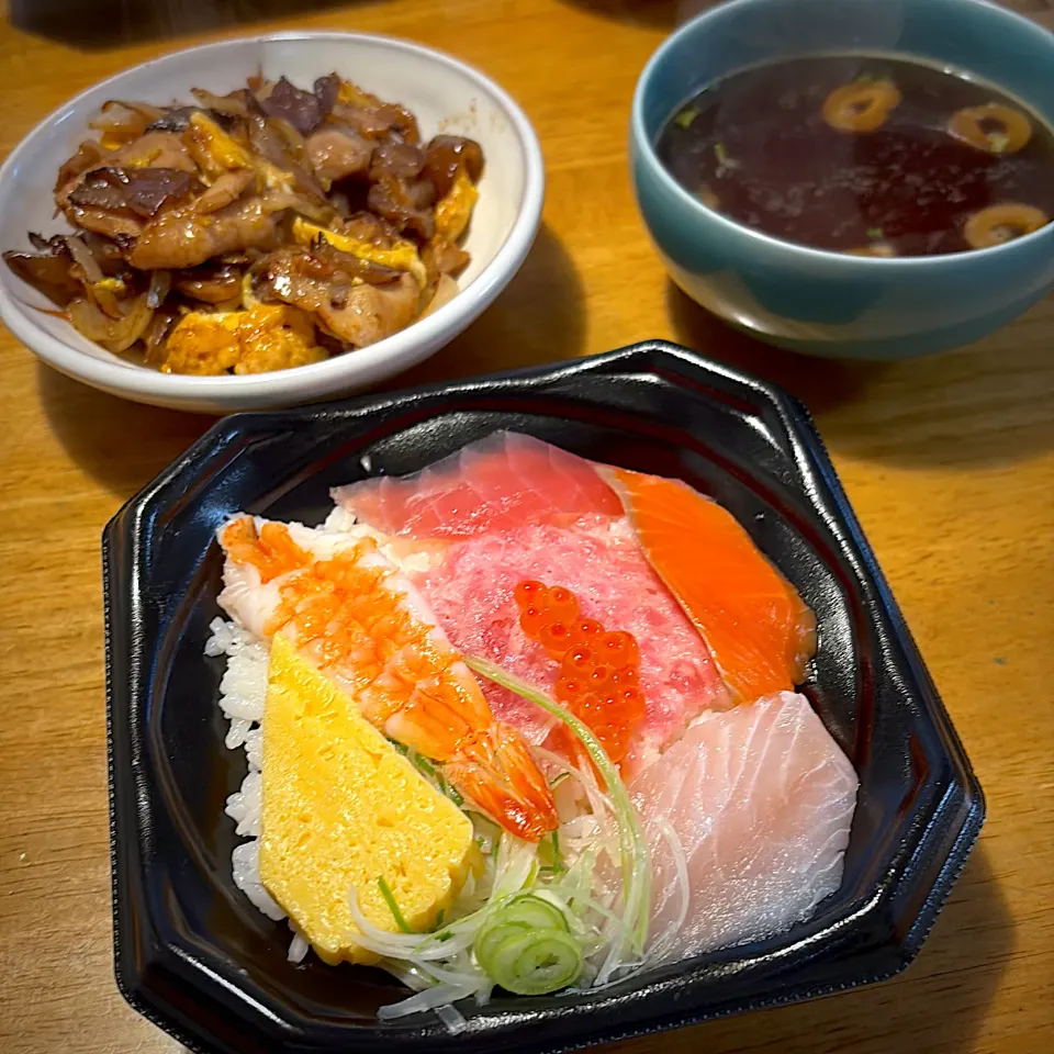 海鮮丼と、豚肉とキクラゲの卵炒めと、赤だし|もえさん