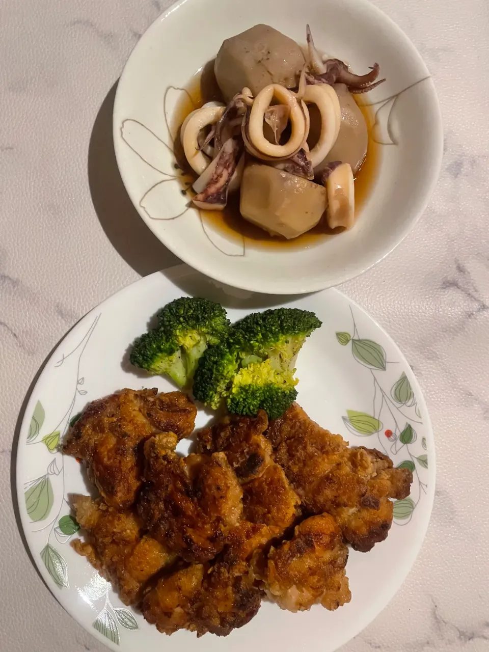 鶏もも肉の揚げ焼きとイカ里芋煮|めんちゃんさん