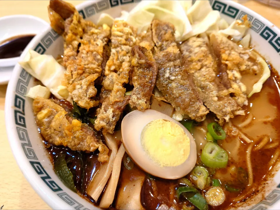 【2026年6月で一旦閉業】
【熊本本店は1955年創業】 
熊本ラーメン桂花 ふぁんてん 
五香肉麺 (ウーシャンロンメン、1,380円) 
＋マー油増し (別添、100円)
＠新宿5分
26077
〈醤40塩16噌󠄀5タ2出6F2冷0チ2混1つ1担1沖1〉|大脇さん