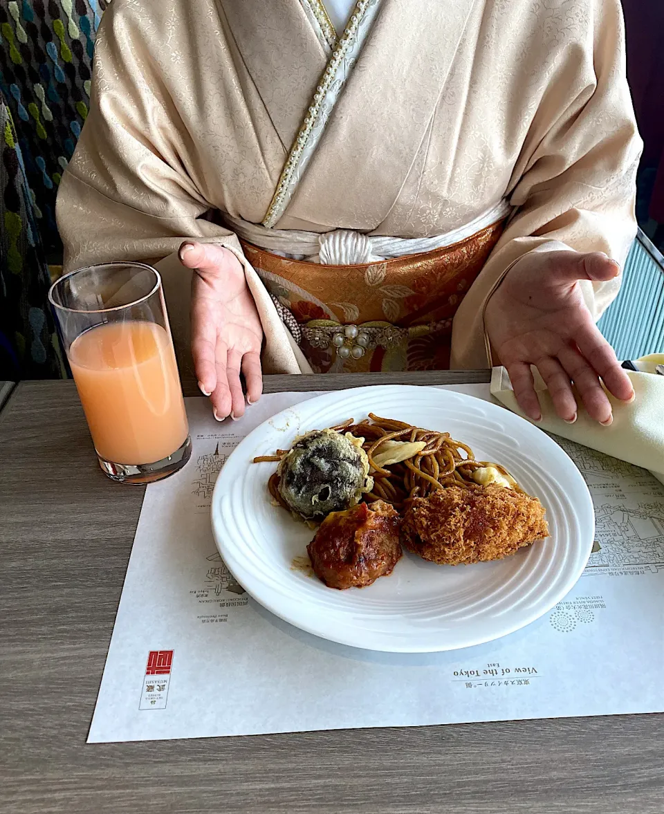 今日の昼ご飯@「スカイグリルビュッフェ  武蔵」さんin浅草ビューホテル①  今日ははやとと娘と横浜に遊びに来ました。娘が着物をレンタルした後、浅草ビューホテルの食べ放題ブッフェでお昼ご飯をいただきます。娘は控えめに料理を取ってきました。|なびさん