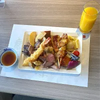 今日の昼ご飯@「スカイグリルビュッフェ  武蔵」さんin浅草ビューホテル②  ぼくはグリルコーナーで皿にのるだけ目一杯取ってきました