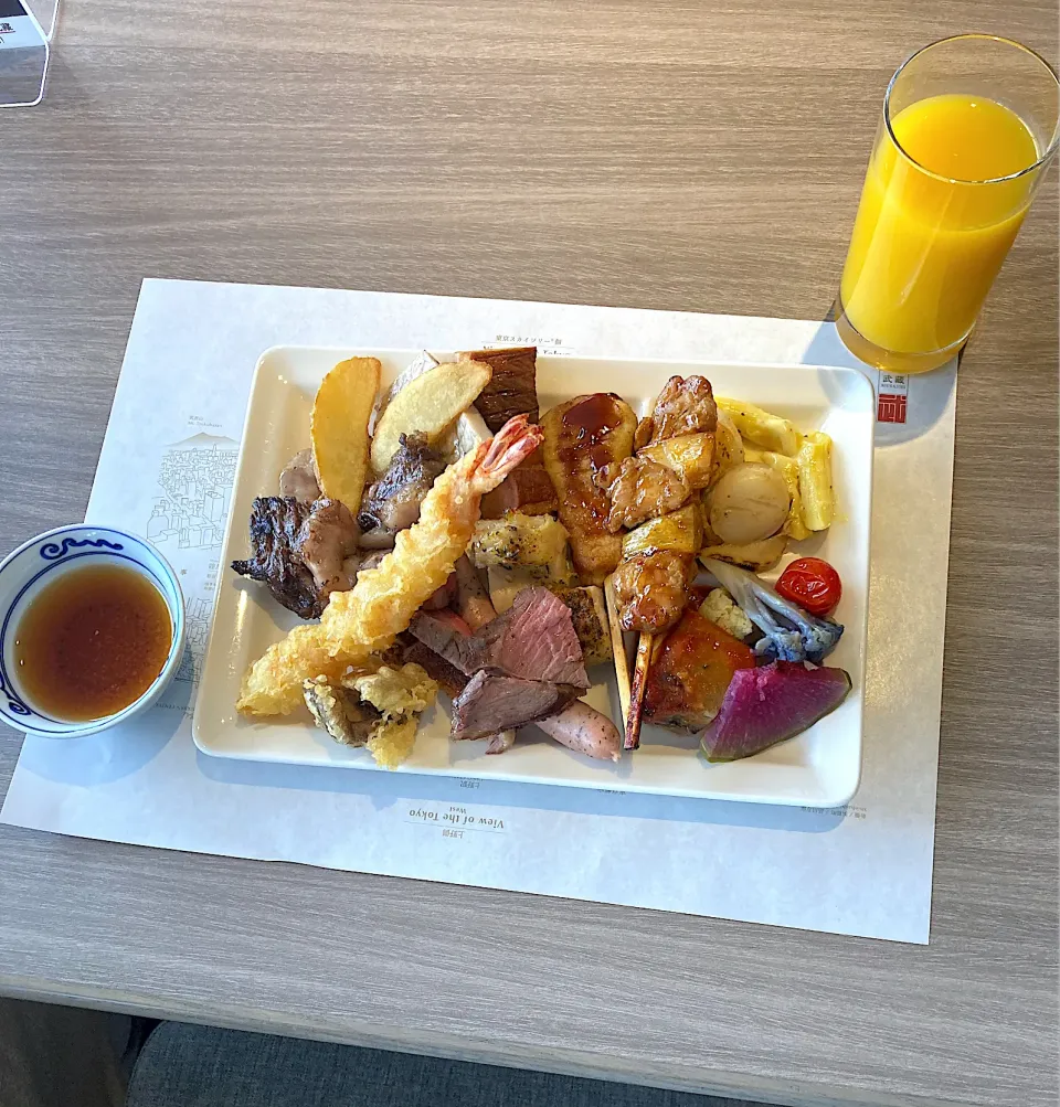 今日の昼ご飯@「スカイグリルビュッフェ  武蔵」さんin浅草ビューホテル②  ぼくはグリルコーナーで皿にのるだけ目一杯取ってきました|なびさん