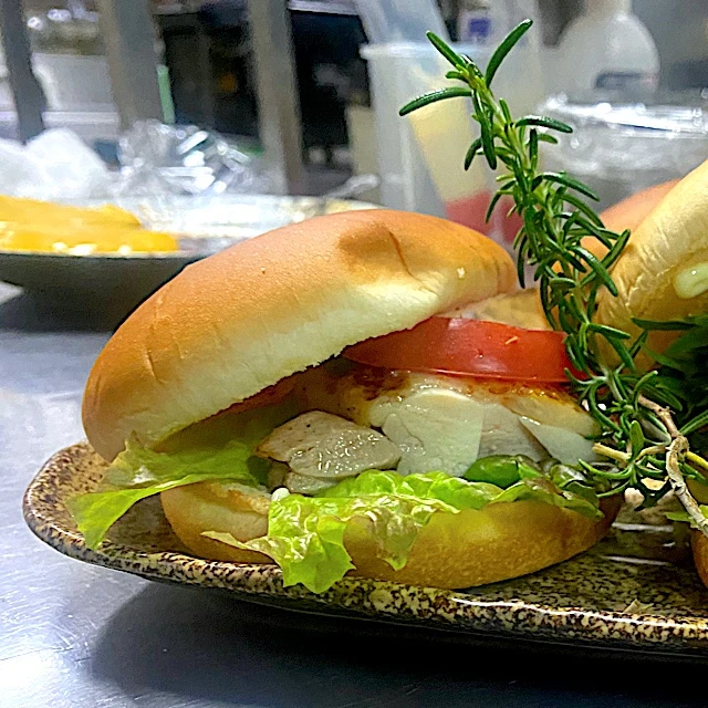 ローズマリーかおる塩糀マリネチキンソテーバーガー🍔は賄いでした。|shikaさん