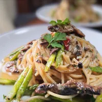 Spaghetti aglio, olio, peperoncino con asparagi e sarde
