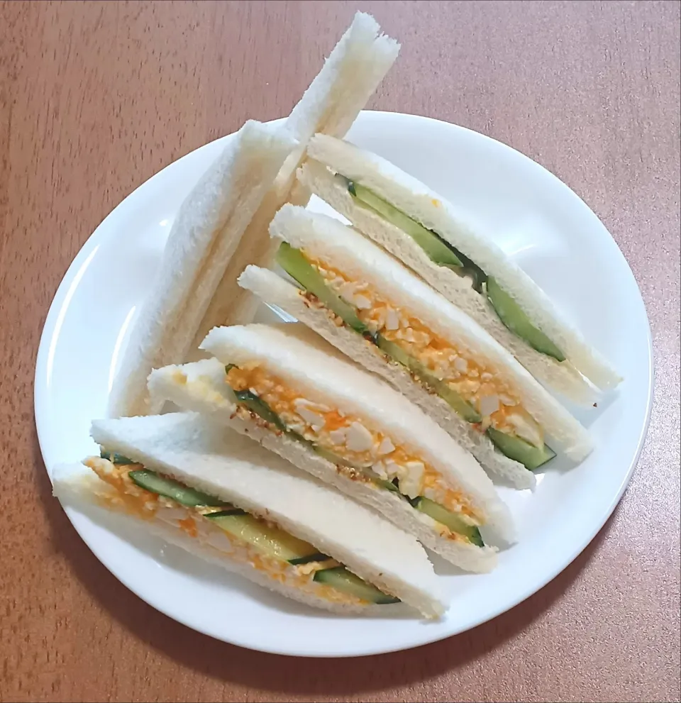 きゅうりと卵のサンドイッチとケーキシロップのサンドイッチ|ナナさん