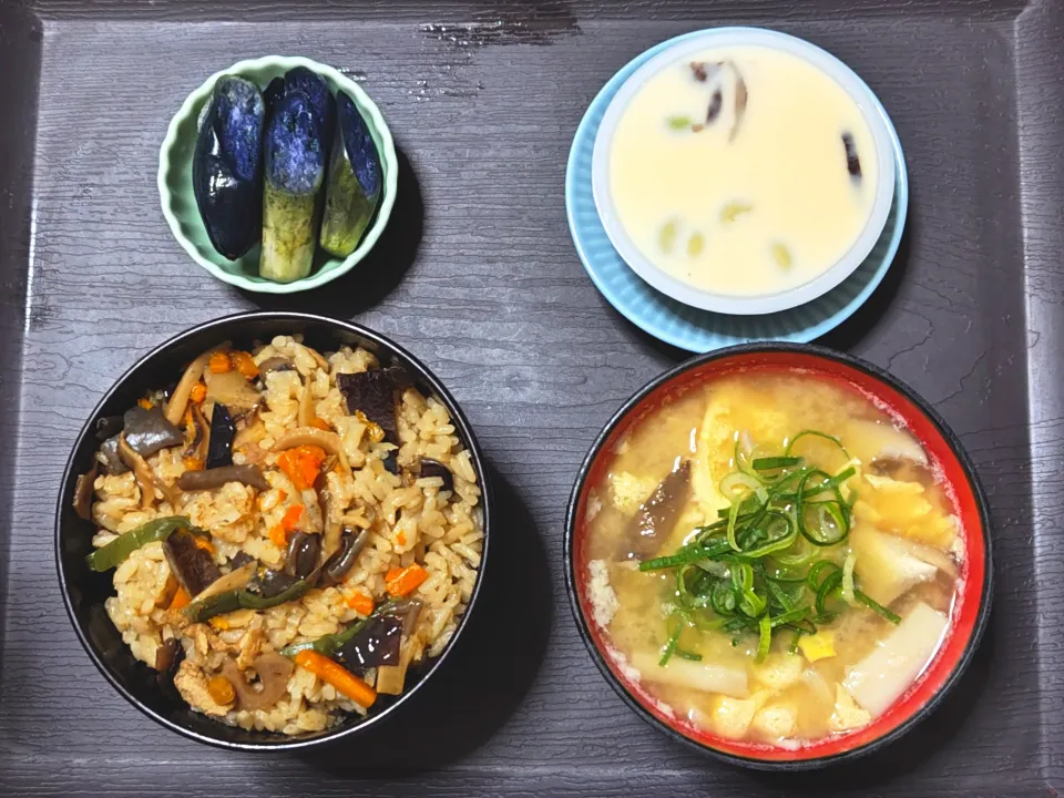 今日の朝ごはん（炊き込みご飯に茶碗蒸し、小なす漬、エリンギと卵のみそ汁）|Mars＠釜飯作り研究中さん