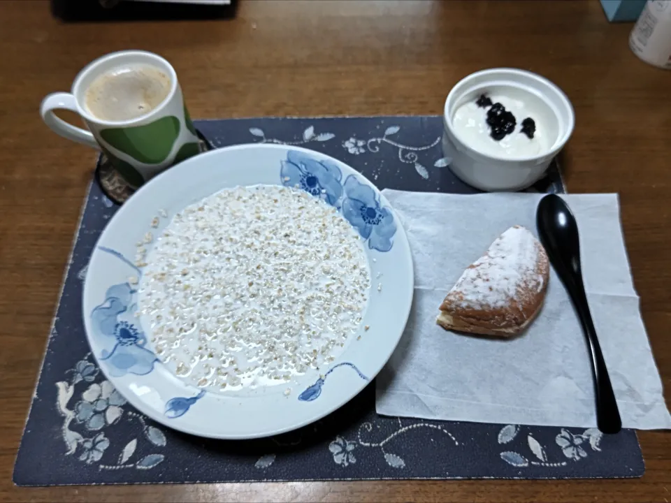 クイックオーツを使ったオーバーナイトオートミール(冷製クイックオーツ牛乳粥)、あんドーナツ、ホットコーヒー、カシスジャム入りヨーグルト(朝ご飯)|enarinさん