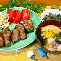 ある日のご飯ピーマンの肉詰め🫑🍅|🌼はなちゃん🌼さん