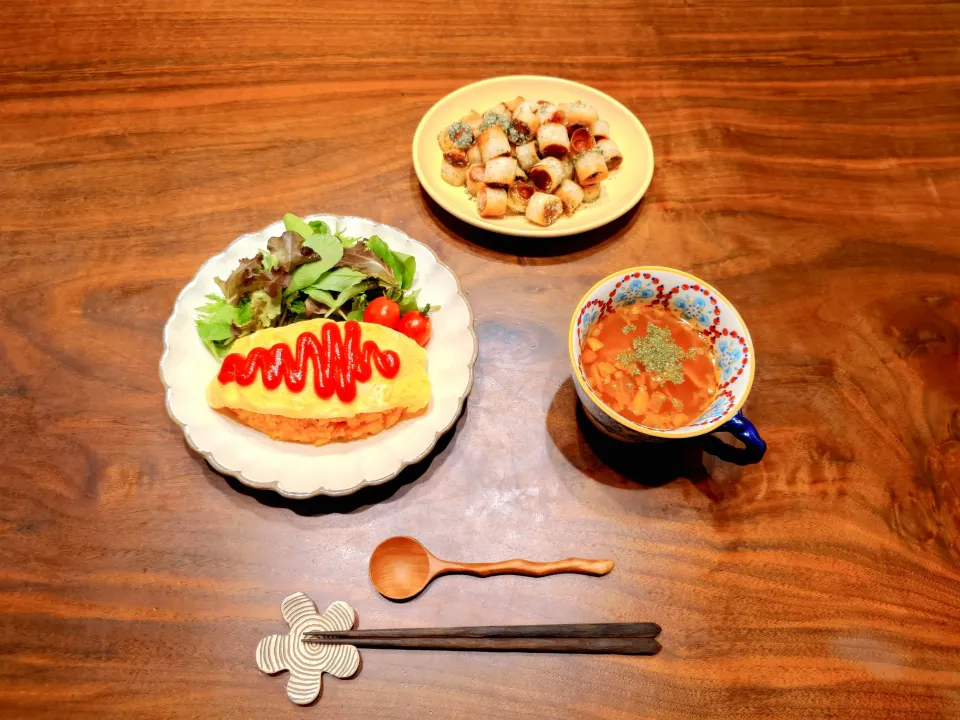 冷凍ご飯で乗り切るオムライス🍅🍳🍚/ 冷凍パイ生地を使ってパリパリウインナー🍖/無印良品のミネストローネ🥣|しゅりり𓂃𓈒𓋜さん