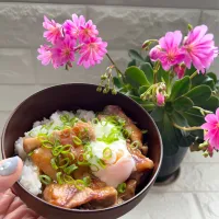 「照り焼きチキン温玉乗っけ丼」