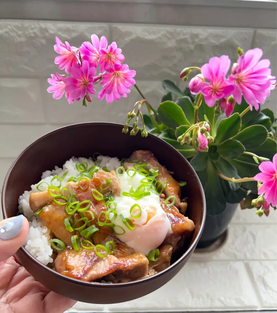 「照り焼きチキン温玉乗っけ丼」|バシュランさん