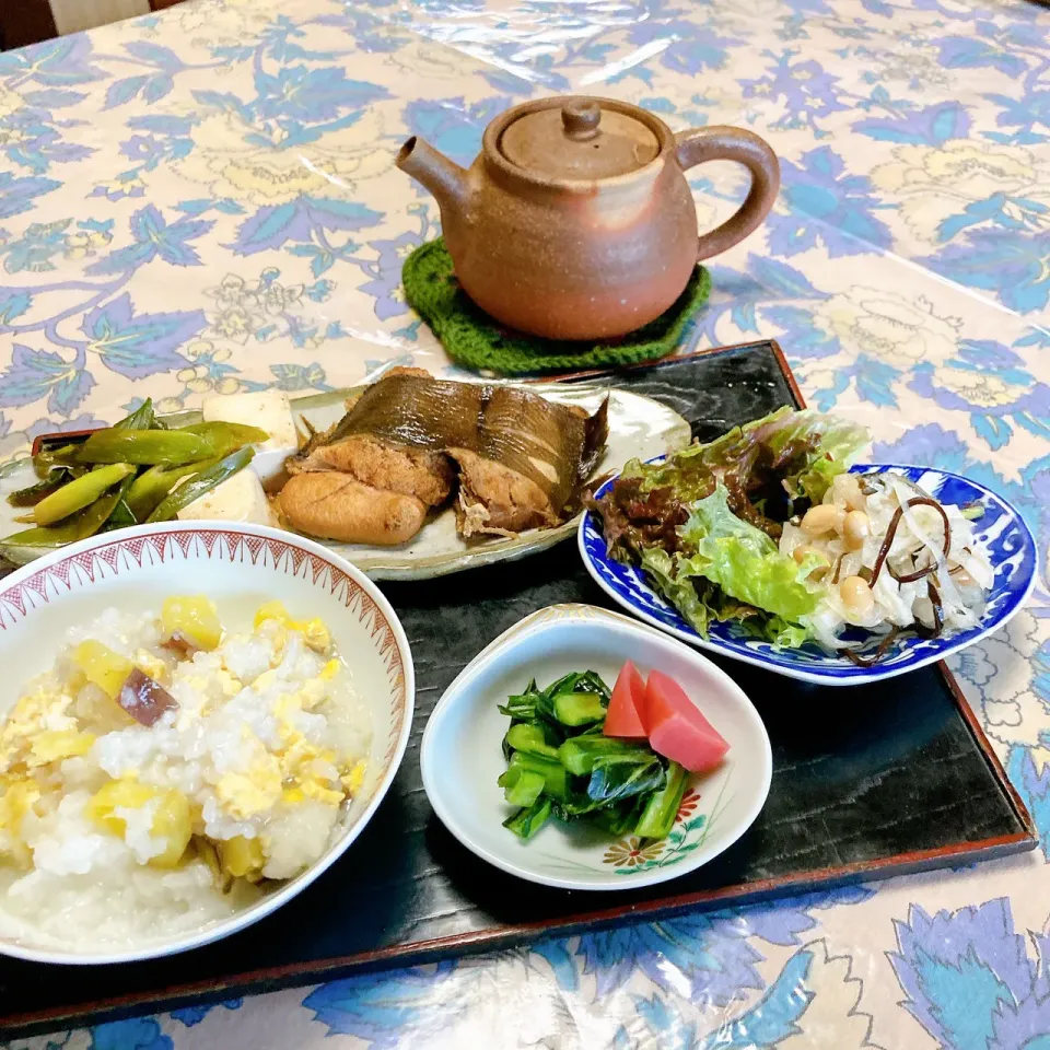 grandmaの晩ごはん☆ 今夜はカレイの煮付け
玉ねぎで酢玉ねぎを昆布､大豆､食べるジャコ入りで…
玉子とさつま芋入りお粥…小松菜のワサビ漬けで頂きます|kaoriさん