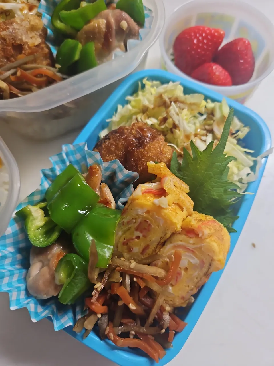 ☆小５弁当☆海苔オカカごはん、キャベツ、メンチカツ、カニカマ卵焼き、焼鳥、金平ゴボウ、いちご|ｼｮｺﾗさん