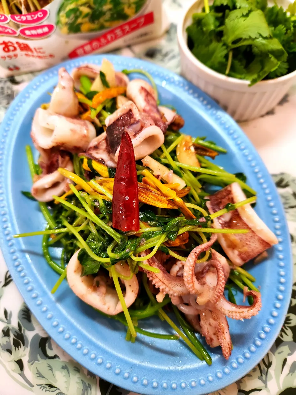 🔷🦑槍烏賊と🌱豆苗の貝柱だしの塩炒め🔷|@きなこさん