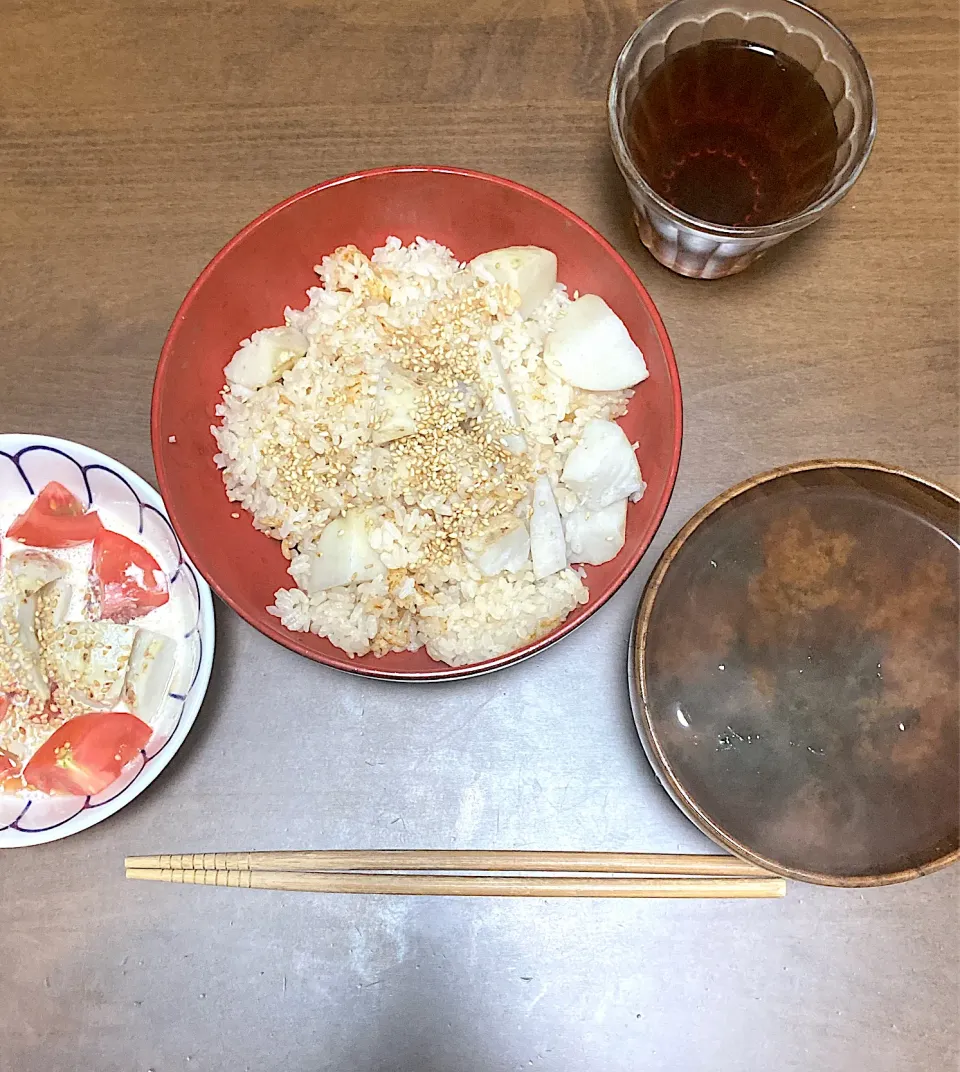 今日の晩ご飯は里芋づくし　里芋の炊き込みご飯、里芋とトマトの胡麻マヨ和え、里芋とわかめの味噌汁|なびさん