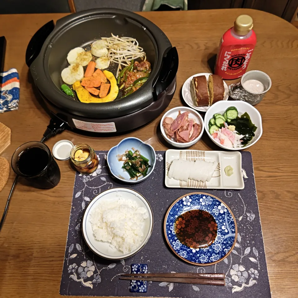ご飯、鉄板焼き、板わさ、つるし焼豚スライス、酢の物、ほうれん草のお浸し、黒酢にんにく、コカ・コーラ、練乳かけ手作りミルクココアゼリー、ロールケーキ(夕飯)|enarinさん