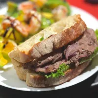 Sourdough + sliced beef 🥖🥩
Crispy, juicy, and perfectly balanced with fresh greens 🥗✨|B&Bさん