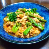 大豆のお肉ブロックとブロッコリー&アスパラのエビチリ風炒め😂🍅🥦