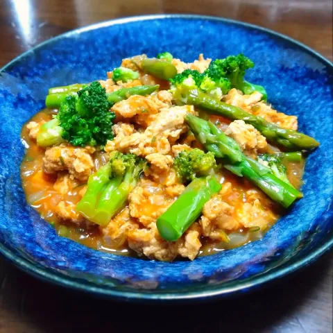 「ダイズラボ 大豆のお肉ブロック 乾燥タイプ」を使ってみたSnapdishの料理・レシピ写真:大豆のお肉ブロックとブロッコリー&アスパラのエビチリ風炒め😂🍅🥦