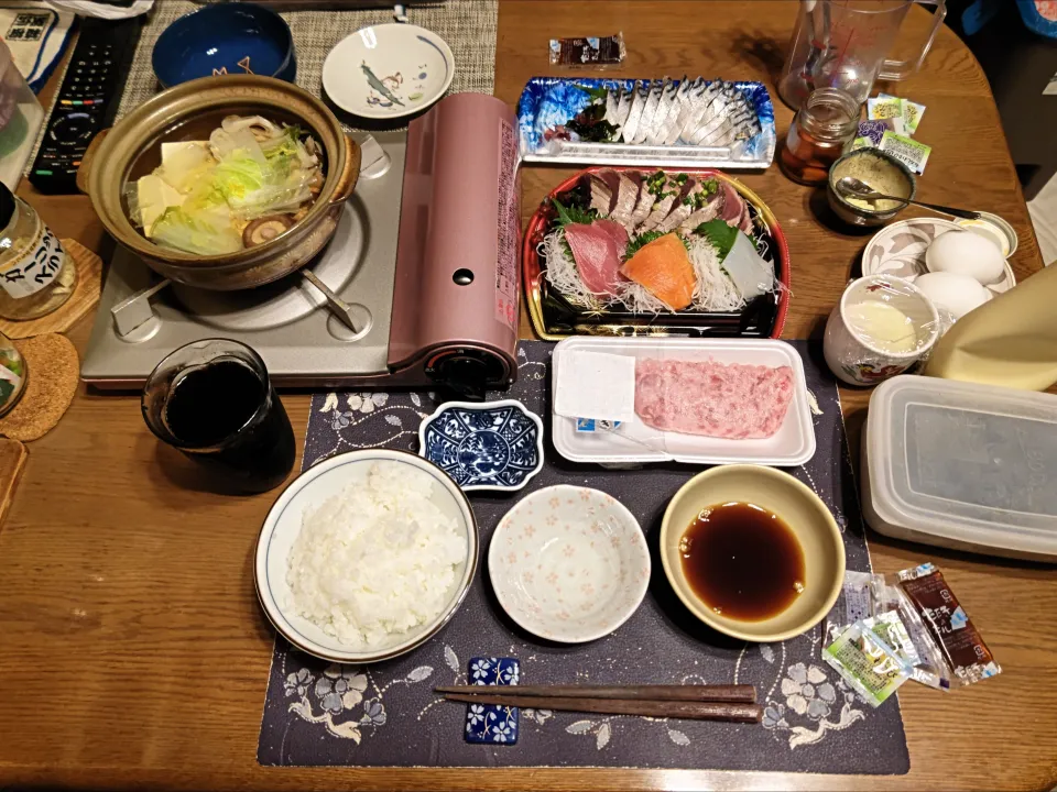 ご飯、簡単寄せ鍋、刺身盛り合わせ、しめ鯖お造り、鮪のたたき、コカ・コーラ、烏龍茶、練乳かけ手作りミルクココアゼリー(夕飯)|enarinさん
