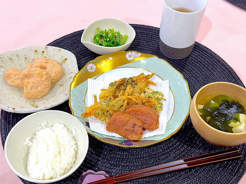 エビマヨついでの揚げ物として菜の花入りかき揚げに半兵衛麩さんの期間限定の桜餅麩揚げ！|Seikoさん
