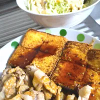 厚揚げ焼いて、豚ロース細切れ焼いてキャベツ千切り|時雨さん