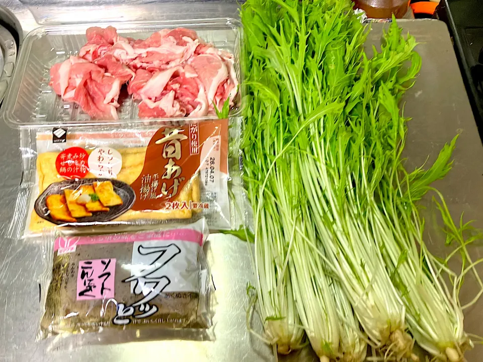 10分で出来る超手抜き鍋（ハリハリ鍋）京都発祥の鍋でほんとは京壬生菜と鯨肉、京油揚げ、こんにゃくで作りますが、鯨肉はちょっとクセがあるので豚こま切れで代用、壬生菜は水菜で代用 油揚げは重要な具材ですので昔ながらの豆腐部分厚めのを使うのがコツ！味付けはすき焼きとうどん出汁の中間位をイメージして頂ければ 何より野菜は水菜切るだけ！|🐈⸒⸒⸒⸒つるのダンス🐈🐾さん