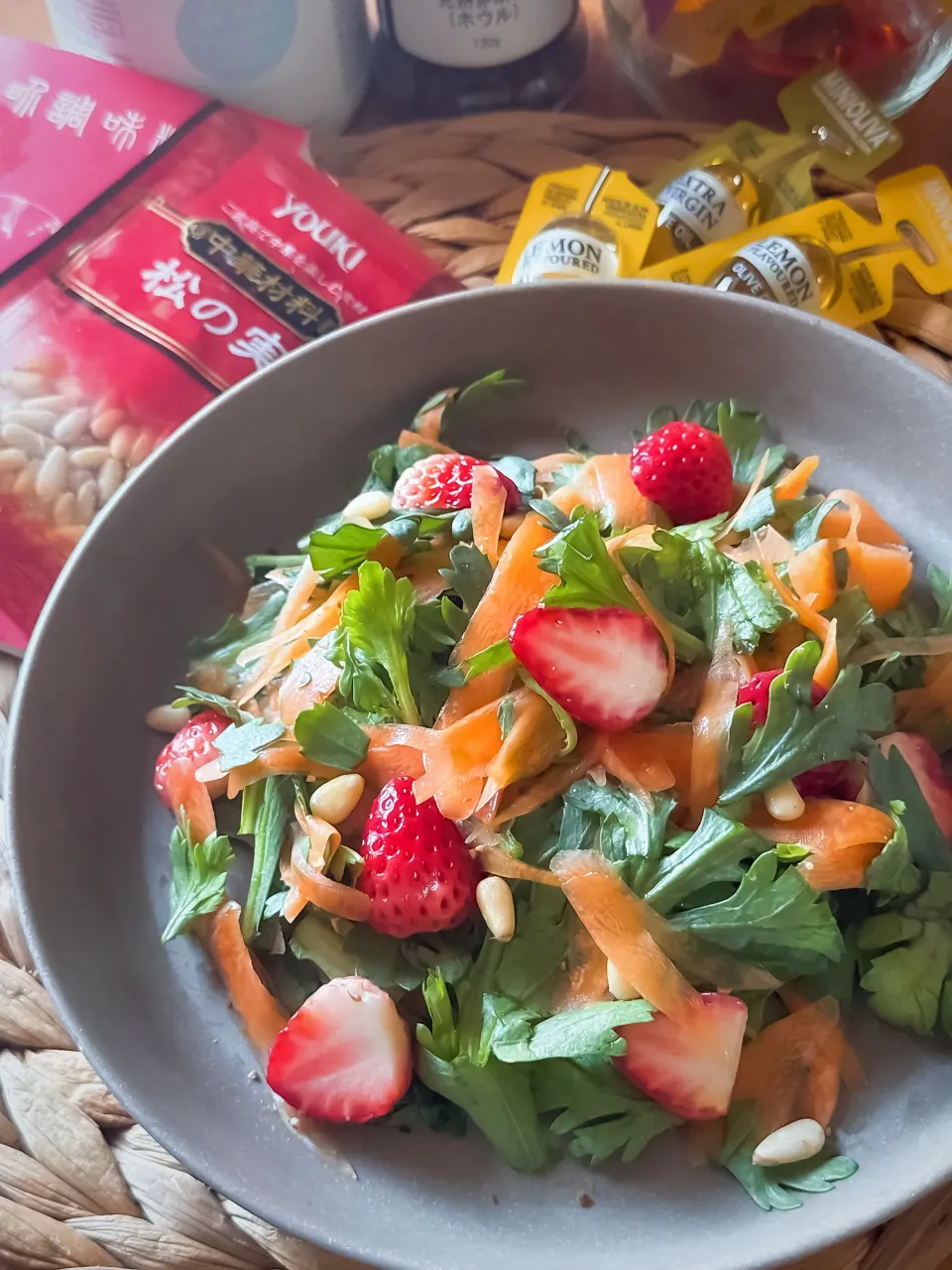🥗🍓苺と春菊の春サラダ🍓🥗|にゃんぺこさん