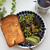 crispy soy crumblesの
紅菜苔のサラダ| えりりんさん