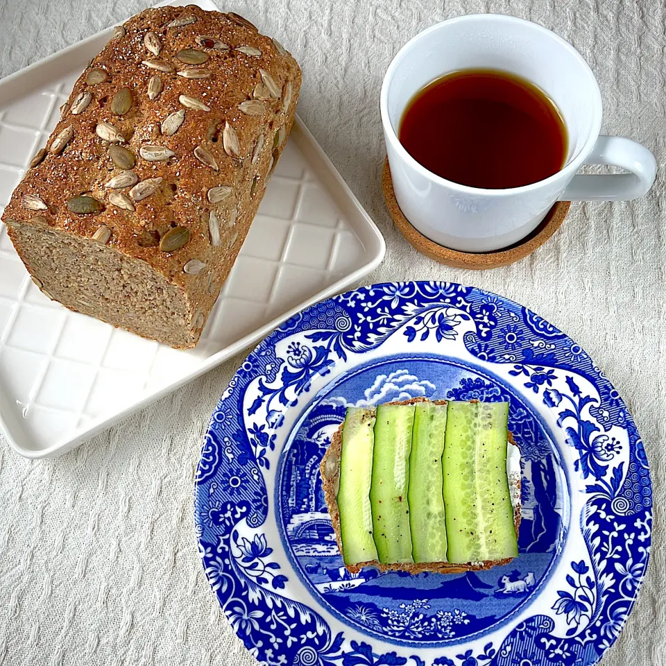 シードたっぷりライ麦パンで🥒きゅうりとクリームチーズのオープンサンド|紅茶とお菓子と時々ごはんさん