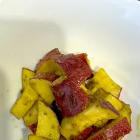 蒸しさつまいもジェノベーゼ和えにエキストラバージンオリーブオイルをかけてみた|mimoさん