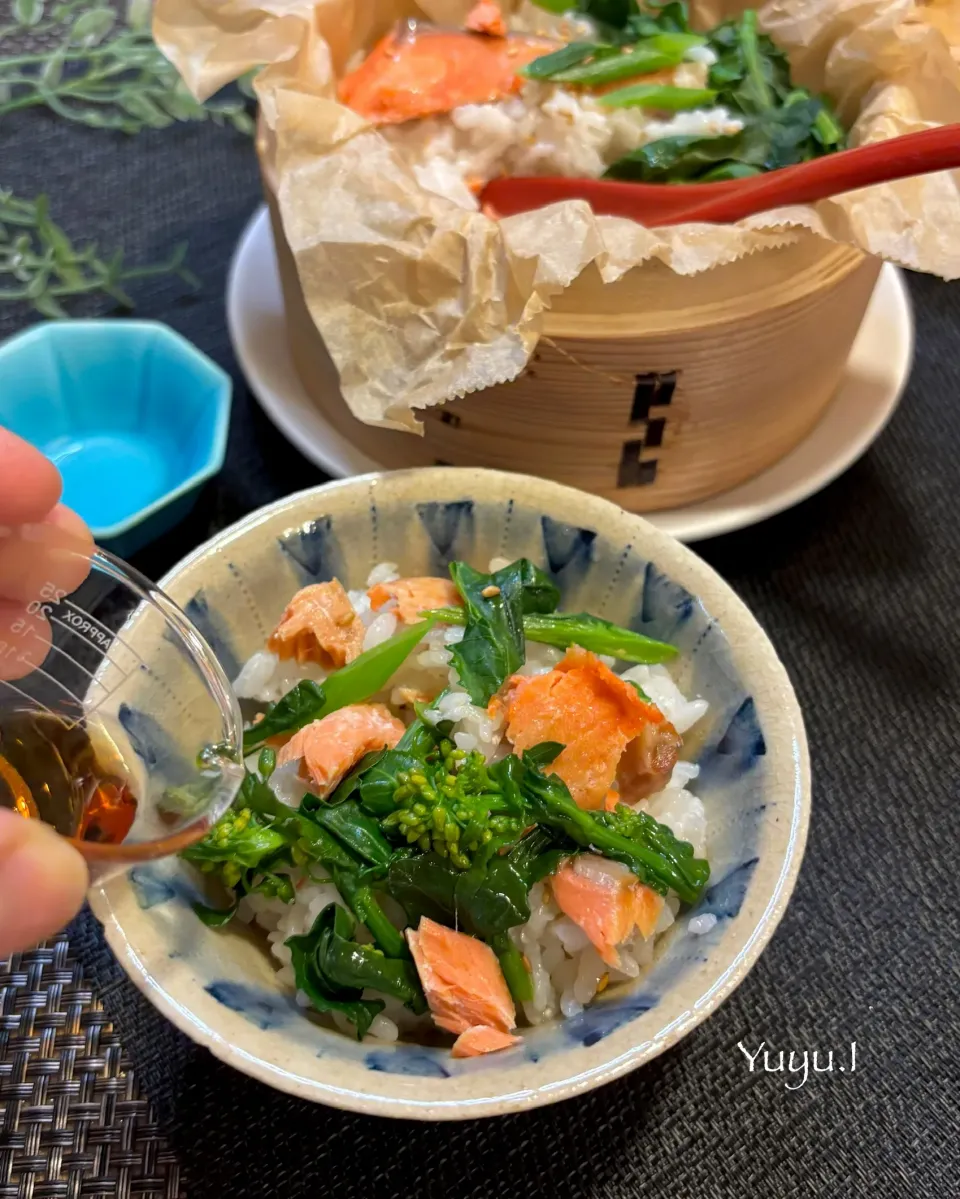 鮭とのらぼう菜の蒸しご飯〜仕上げに胡麻油|ゆーこどんさん