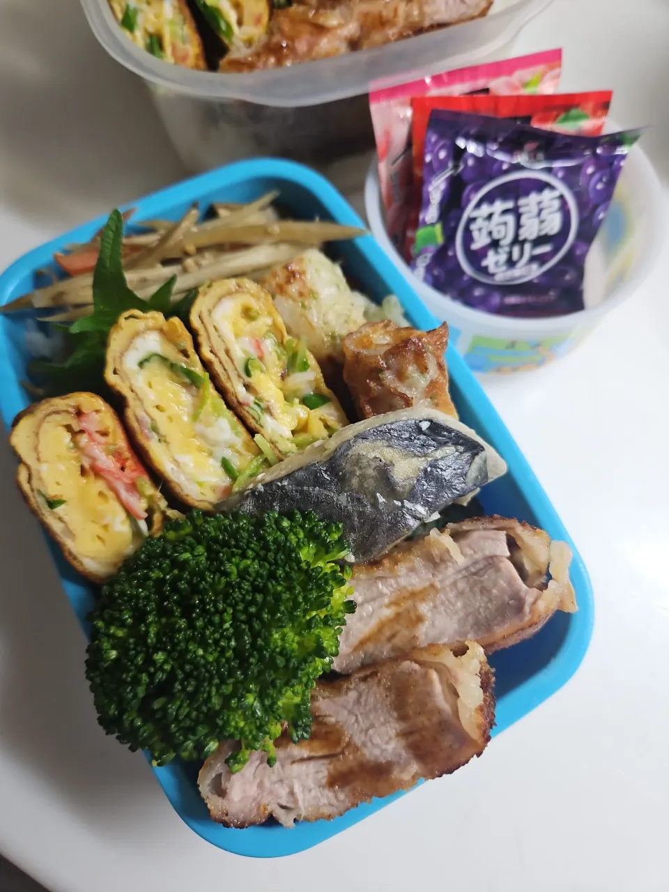 ☆春休み弁当☆海苔ごはん、金平ゴボウ、カニカマ豆苗卵焼き、竹輪磯揚げ、鰆焼き、ヒレカツ(下味に塩麹)、ブロッコリー、蒟蒻ゼリー|ｼｮｺﾗさん