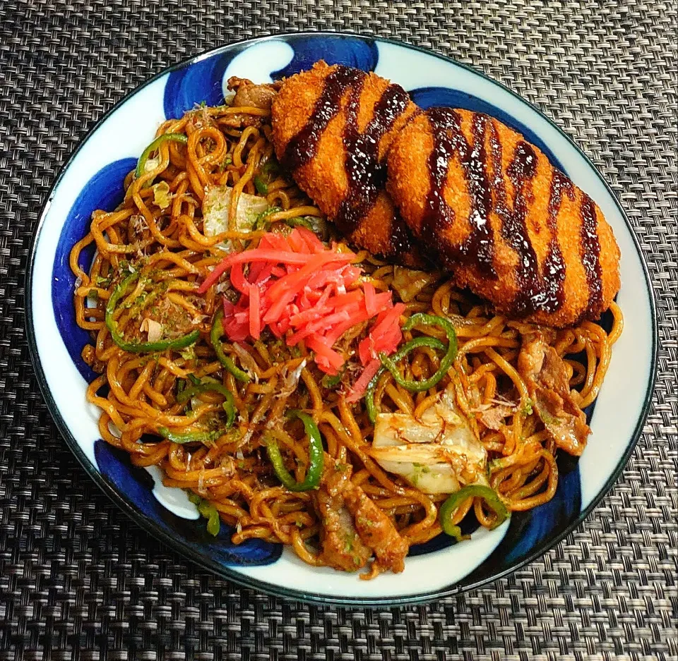 焼きそば＆コロッケでムスコの置きランチ|からあげビールさん