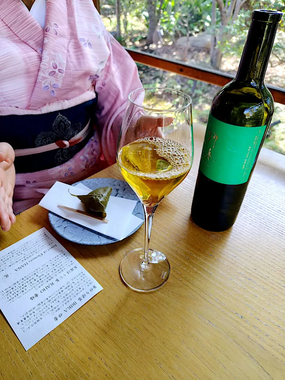 今日の昼ご飯@「蘇山荘」さん③   はやとは昼間っからワインを飲んでいるわけではありません。食事後のお茶とお菓子に冷たい釜炒り緑茶「炒香」と桜餅をいただいているだけです|なびさん
